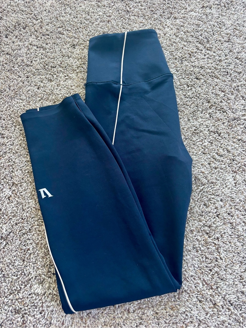 NWOT Vuori evolve Lunar  Navy Leggings with White Piping